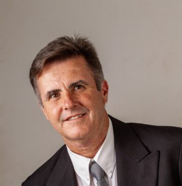 Andre Moss skuif Provinsiale Wetgewer toe portrait photograph of Andre Moss.